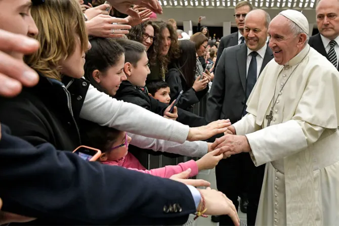 El Papa pide a los jóvenes que se liberen de la adicción al celular