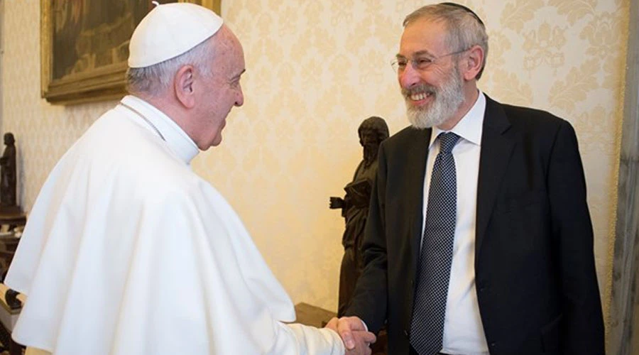 El Papa Francisco saluda al Rabino de Roma. Foto: L'Osservatore Romano