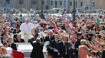 El Papa saluda a los fieles durante la Audiencia General. Foto: Daniel Ibáñez / ACI Prensa
