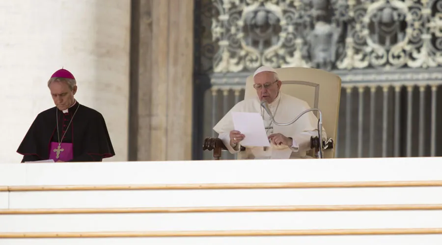 El Papa pronuncia su catequesis en el Vaticano. Foto: Marina Testino / ACI Prensa