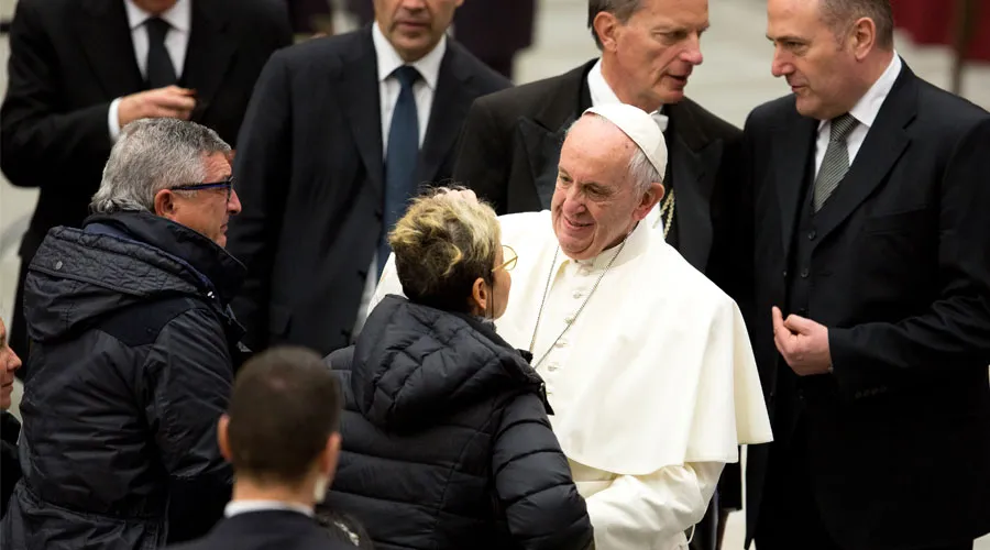 El Papa bendice a una mujer enferma tras la Audiencia. Foto: Daniel Ibáñez / ACI Prensa?w=200&h=150