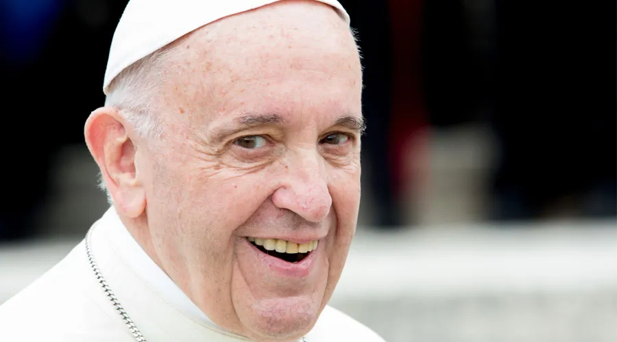 Papa Francisco pide intensificar el compromiso de la sociedad con la familia