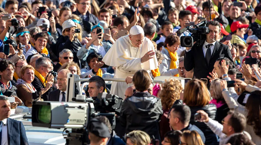 El Papa saluda a los fieles en la Plaza de San Pedro. Foto: Daniel Ibáñez / ACI Prensa?w=200&h=150