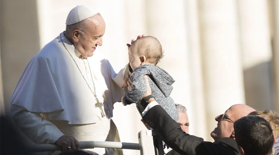 El Papa bendice a un niño durante la Audiencia. Foto: Marina Testino / ACI Prensa?w=200&h=150