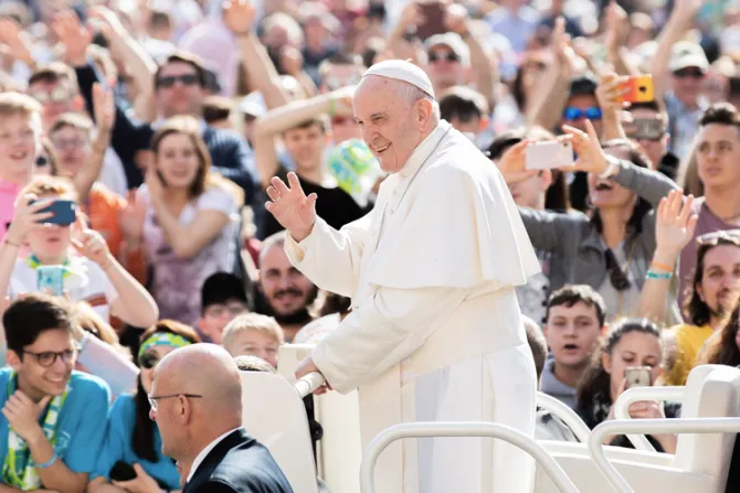 El Papa Francisco pide invocar a la Virgen para perseverar ante la cruz