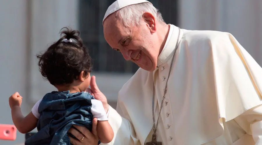 El Papa Francisco saluda a peregrinos. Foto: Daniel Ibáñez / ACI Prensa