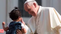 El Papa Francisco saluda a peregrinos. Foto: Daniel Ibáñez / ACI Prensa