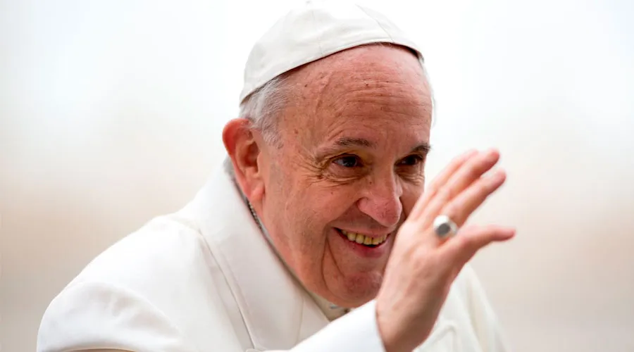 El Papa pide dar testimonio de Dios al salir de Misa, y no murmurar unos de otros