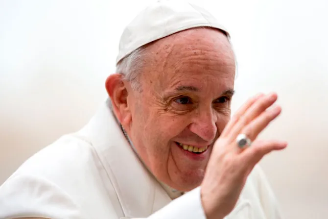 El Papa pide dar testimonio de Dios al salir de Misa, y no murmurar unos de otros