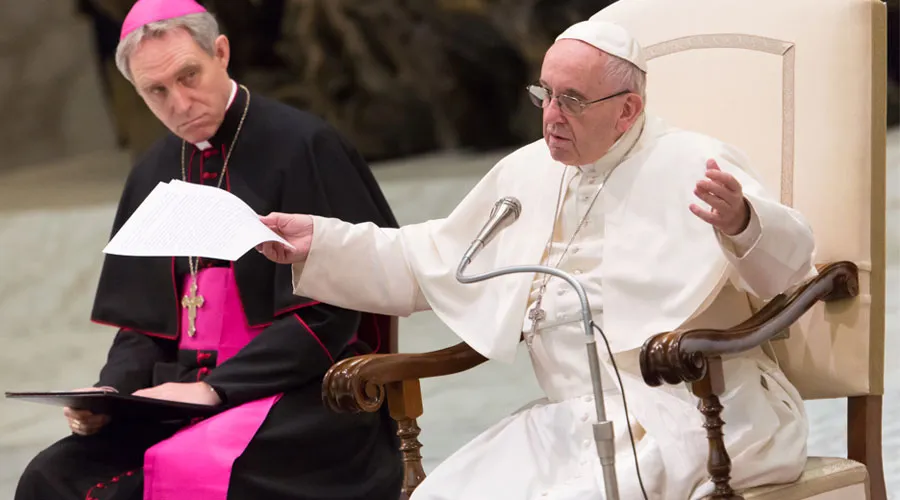 El Papa pronuncia su catequesis. Foto: Daniel Ibáñez / ACI Prensa?w=200&h=150