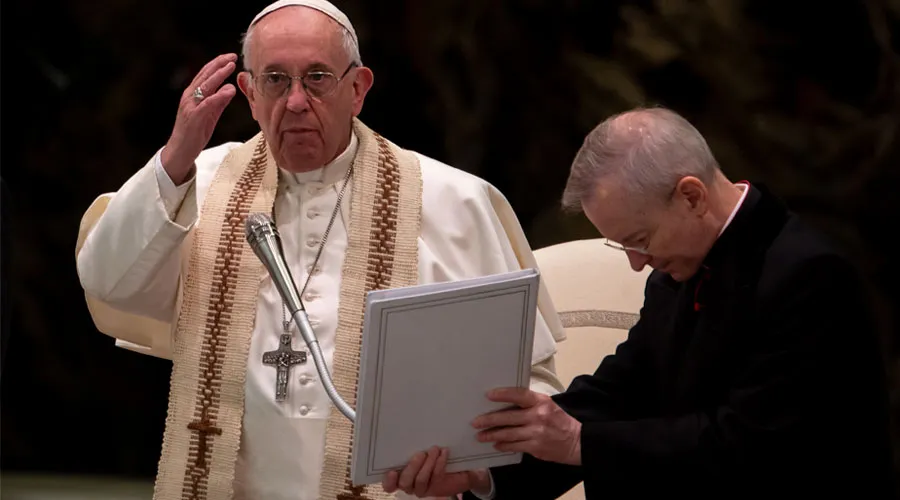 El Papa Francisco bendice a los fieles que asistieron a la Audiencia. Foto: Daniel Ibáñez / ACI Prensa?w=200&h=150