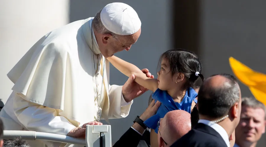 El Papa saluda a una niña en la plaza de San Pedro. Foto: Daniel Ibáñez / ACI Prensa
