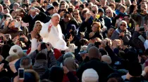 El Papa Francisco en la Plaza de San Pedro. Foto: Daniel Ibáñez / ACI Prensa