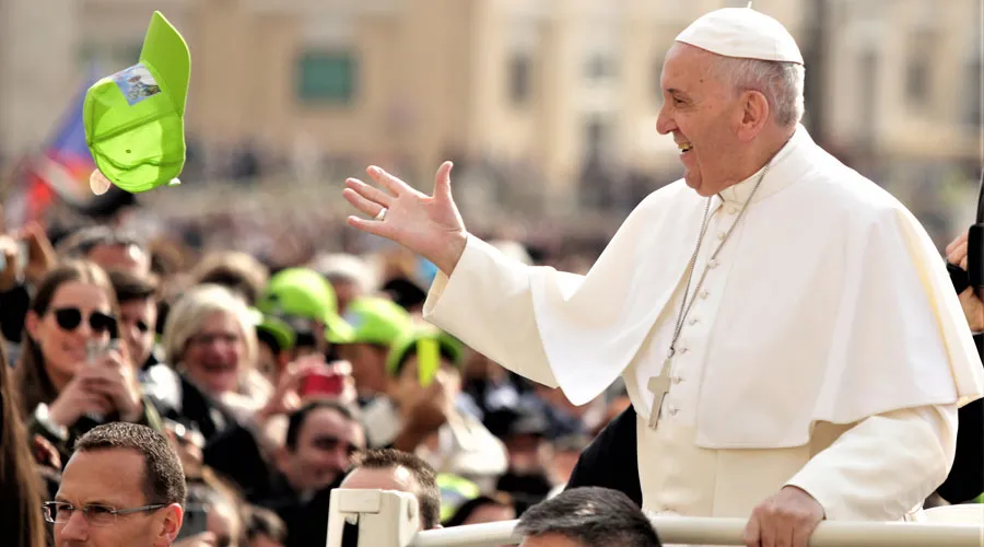 El Papa recibe una gorra de un peregrino durante la Audiencia. / Foto: Lucía Ballester (ACI Prensa)?w=200&h=150