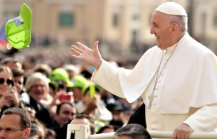 El Papa recibe una gorra de un peregrino durante la Audiencia. / Foto: Lucu00eda Ballester (ACI Prensa) 