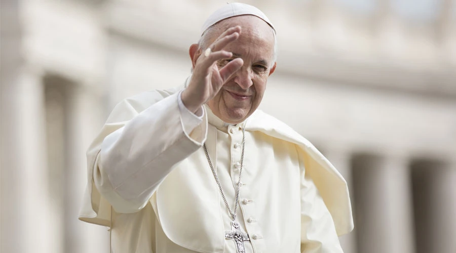 El Papa Francisco saluda a los fieles en la Plaza de San Pedro. Foto: Marina Testino / ACI Prensa?w=200&h=150