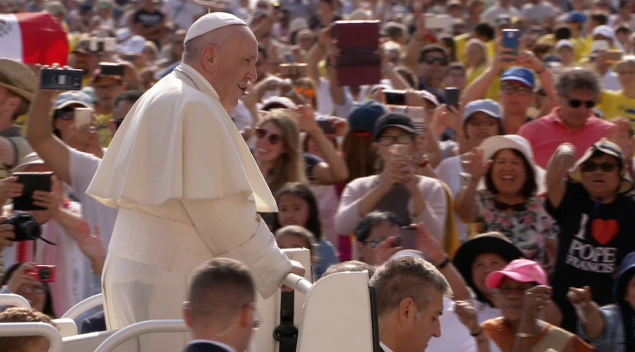 El Papa Francisco en la Plaza de San Pedro. Foto: Massimiliano Valenti / ACI Prensa