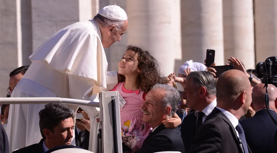 El Papa Francisco saluda a una niña durante la Audiencia General. Foto: Sabrina Fusco / ACI Prensa