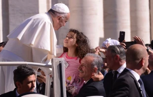 El Papa Francisco saluda a una niu00f1a durante la Audiencia General. Foto: Sabrina Fusco / ACI Prensa 