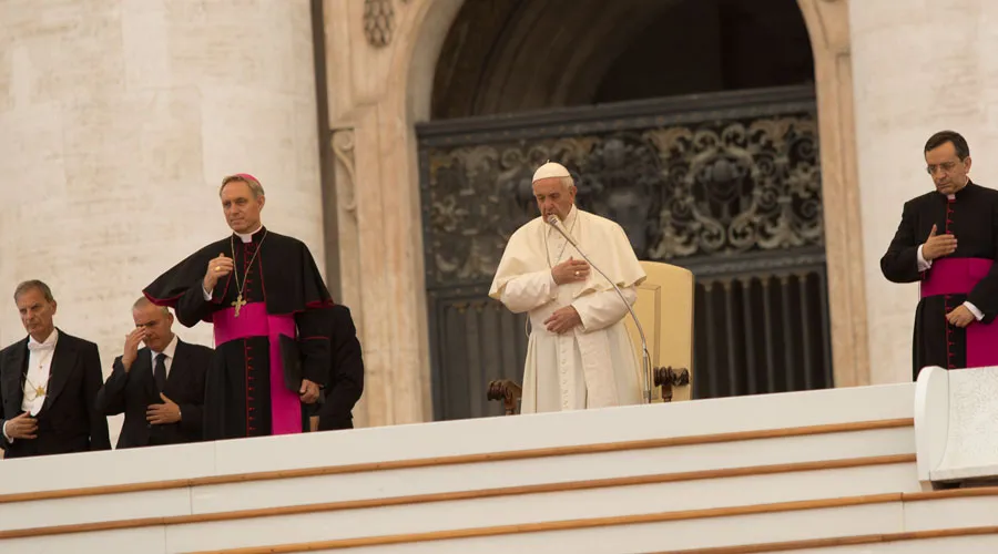 Papa Francisco considera “repugnante” llamar mártires a los terroristas suicidas