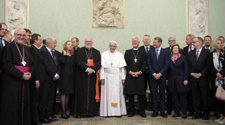 El Papa pide a los periodistas que ofrezcan hechos y no “fake news”