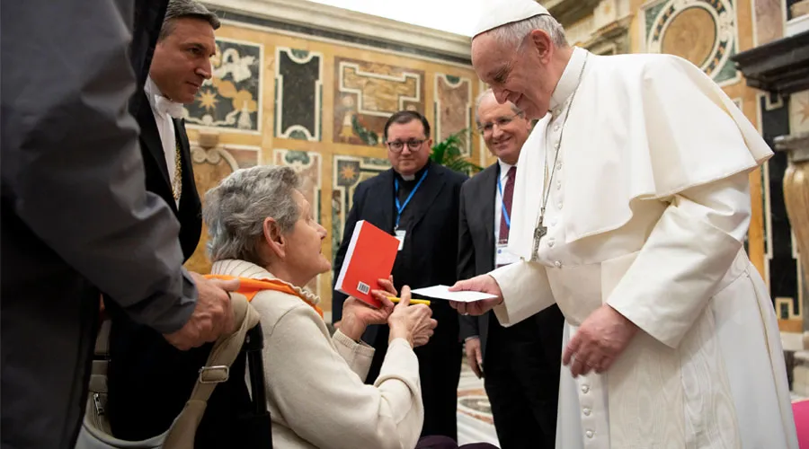 El Papa saluda a una mujer enferma durante la audiencia. Foto: Vatican Media?w=200&h=150