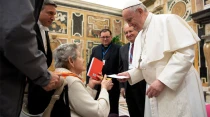 El Papa saluda a una mujer enferma durante la audiencia. Foto: Vatican Media