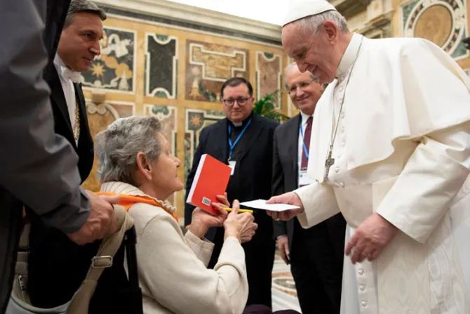 El Papa pide que se trate a los enfermos como personas, no como números