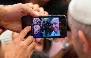 Imagen referencial de fieles fotografiu00e1ndose con el Papa. Cru00e9dito: Vatican Media 
