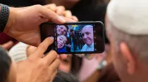 El Papa Francisco se fotografía con unos fieles durante la Audiencia. Foto: Vatican Media