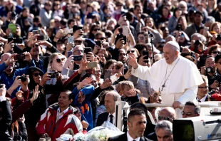El Papa Francisco saluda a los fieles en la Plaza de San Pedro. Foto: Daniel Ibu00e1u00f1ez / ACI Prensa 