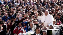 El Papa Francisco saluda a los fieles en la Plaza de San Pedro. Foto: Daniel Ibáñez / ACI Prensa