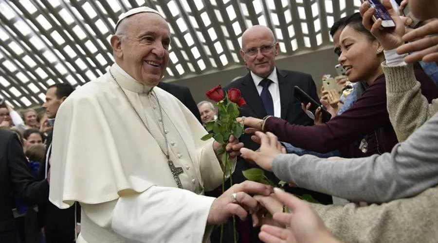 Papa saluda a los peregrinos en el Aula Pablo VI / Foto: Vatican Media?w=200&h=150