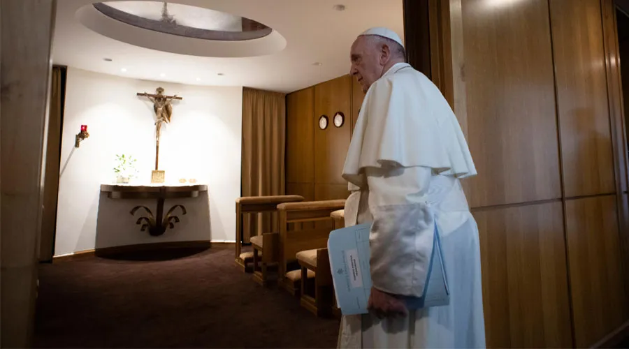 El Papa accede a la capilla del Aula del Sínodo. Foto: Vatican Media?w=200&h=150