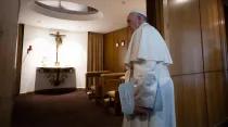 El Papa accede a la capilla del Aula del Sínodo. Foto: Vatican Media