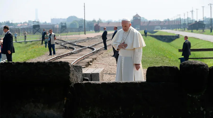 Papa Francisco reza en Auschwitz (2016)  / Foto: L’Osservatore Romano ?w=200&h=150
