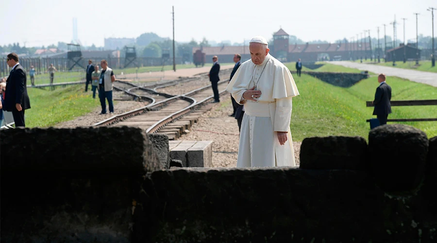 Papa Francisco reza en Auschwitz (2016)  / Foto: L’Osservatore Romano ?w=200&h=150