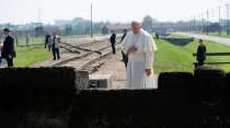 Papa Francisco reza en Auschwitz (2016)  / Foto: L’Osservatore Romano 