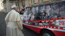 El Papa junto al autobús por la paz. Foto: Vatican Media