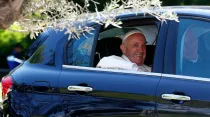 Papa Francisco al interior de un vehículo. Crédito: Shutterstock