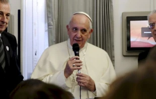 El Papa Francisco en una de las habituales ruedas de prensa de regreso a Roma tras un viaje. Foto Alan Holdren / ACI Prensa 