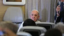 El Papa Francisco en el avión de regreso a Roma desde Kazajistán. Crédito: Rudolf Gherig / EWTN