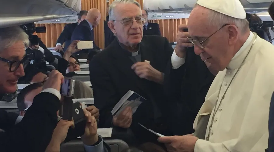 Papa Francisco dialoga con periodistas en vuelo papal a Lesbos. Foto: Marco Mancini / ACI Prensa.?w=200&h=150