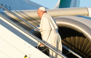 Imagen referencial. Papa Francisco sube a aviu00f3n. Foto: Vatican Media 