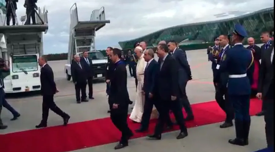El Papa Francisco en el aeropuerto de Bakú en Azerbaiyán. Foto: Alan Holdren (ACI Prensa)?w=200&h=150