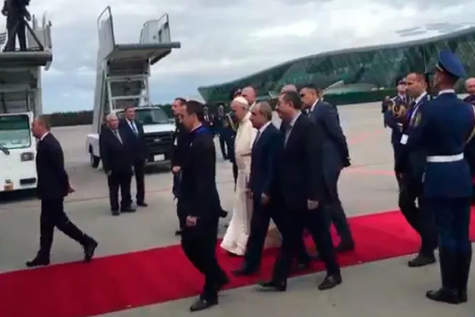 El Papa Francisco se despide de Azerbaiyán e inicia el retorno a Roma