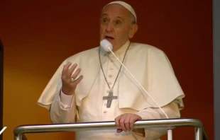 El Papa Francisco desde el balcu00f3n del Palacio Arzobispal de Cracovia. Captura Youtube 