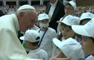 El Papa Francisco saluda a un grupo de niu00f1os del Hospital Bambino Gesu00fa de Roma. Imagen captura Youtube 