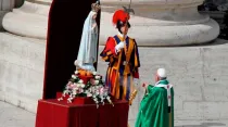 El Papa Francisco bendice una imagen de la Virgen de Fátima / Foto: ACI Prensa