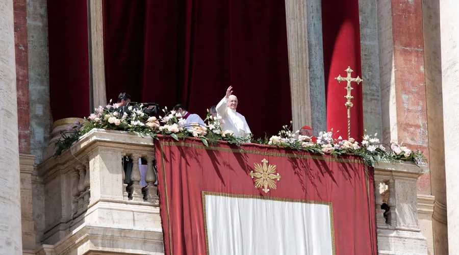 El Papa Francisco imparte la bendición Urbi et Orbi. / Foto: Lucía Ballester (ACI Prensa)?w=200&h=150